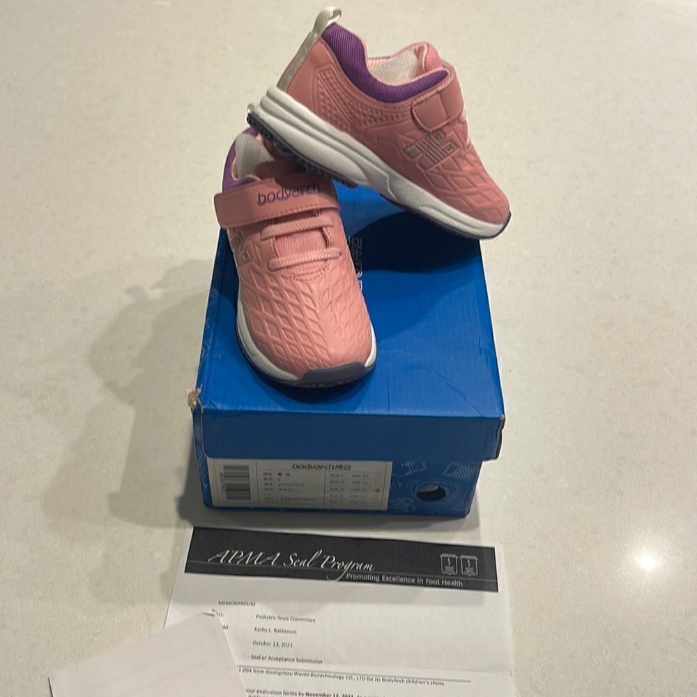 Bodyarch girls shoes size 29. Nwt podiatric approved. Promote foot health.